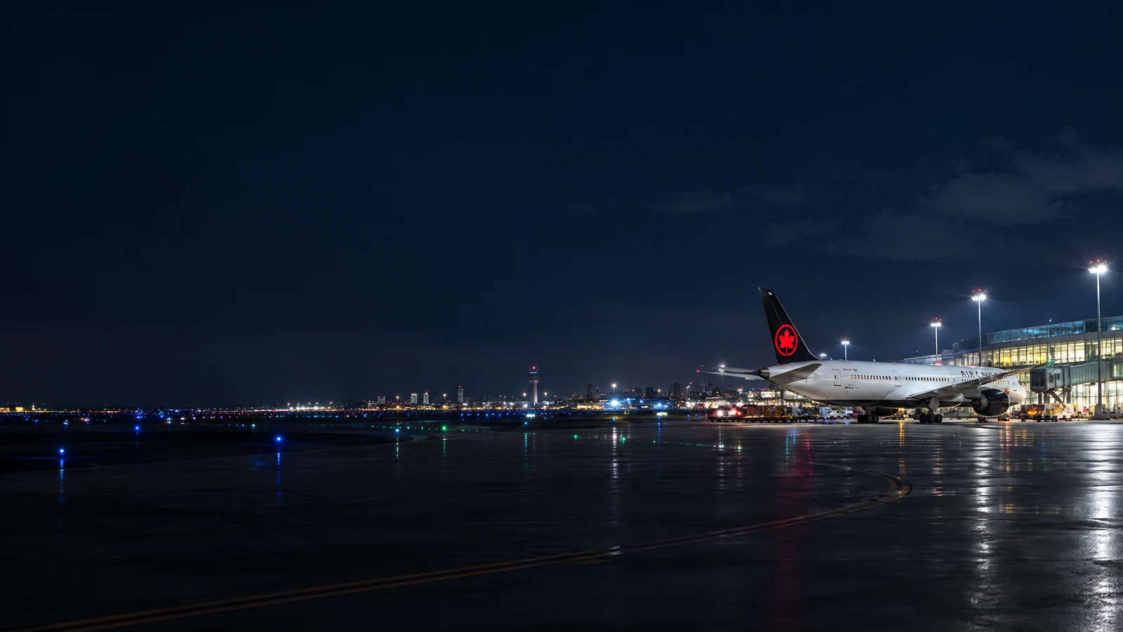 Panorama Air Canada với máy bay đậu tại sân bay quốc tế và nhận diện hãng rõ ràng