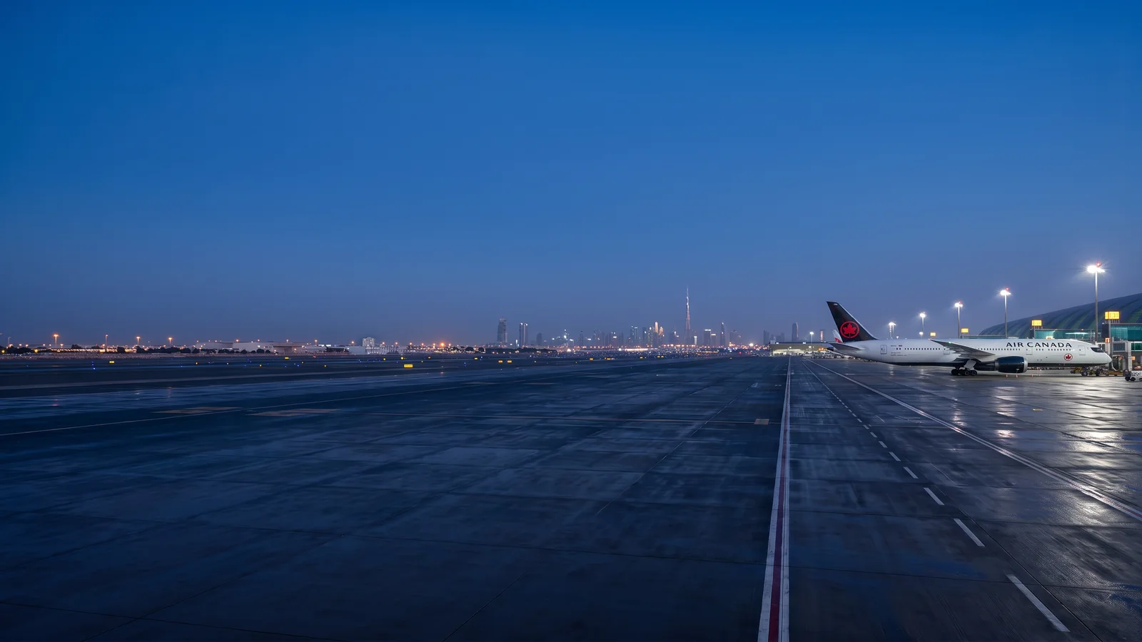 Panorama Air Canada với máy bay đậu tại sân bay quốc tế và nhận diện hãng rõ ràng