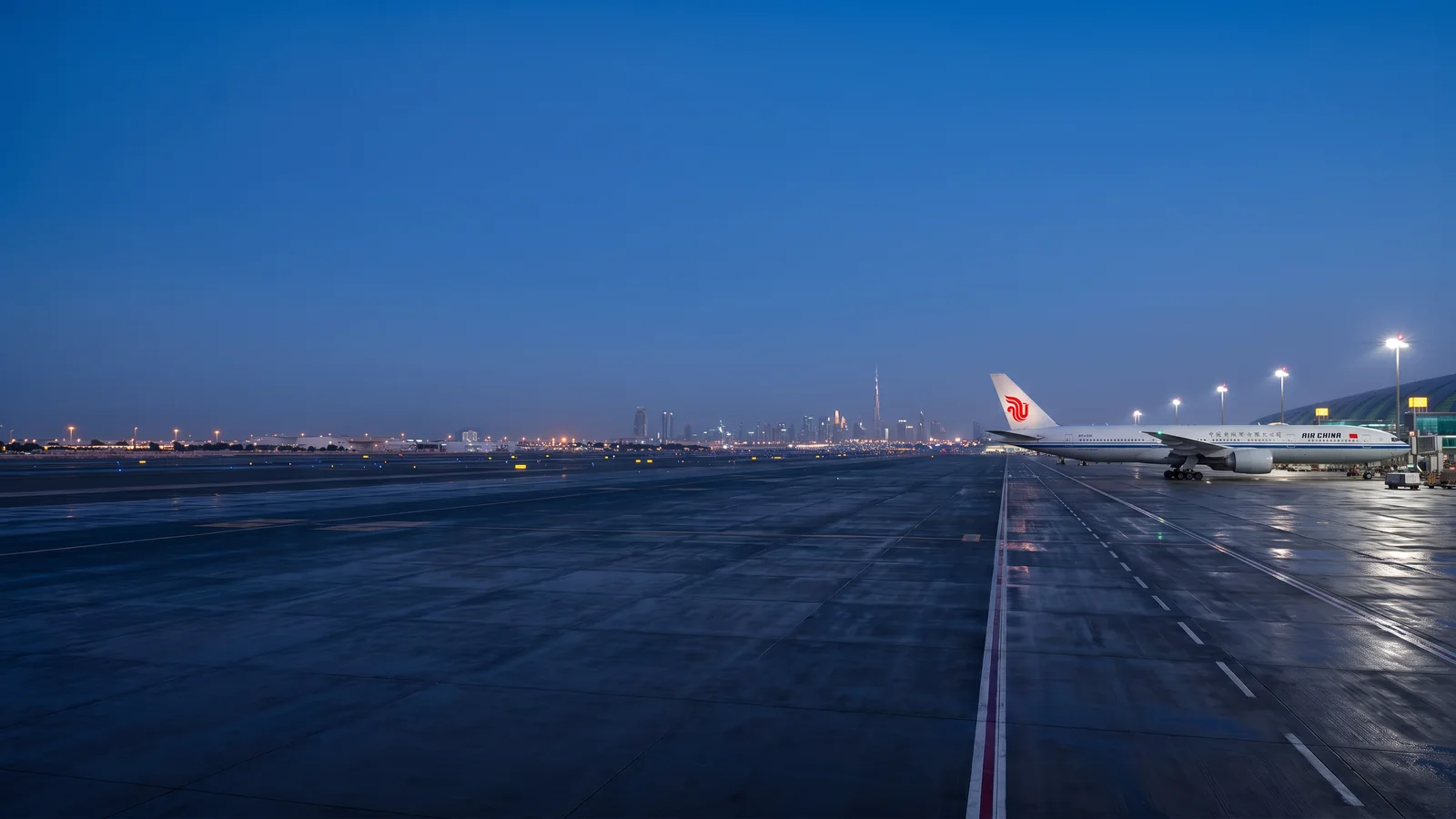 Panorama Air China với máy bay đậu tại sân bay quốc tế và nhận diện hãng rõ ràng