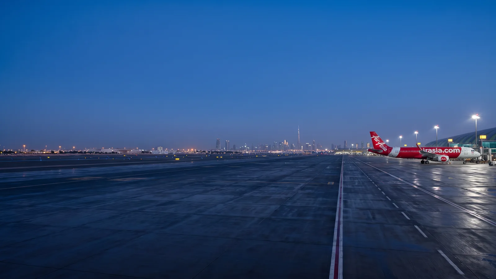 Panorama AirAsia với máy bay đậu tại sân bay quốc tế và nhận diện hãng rõ ràng