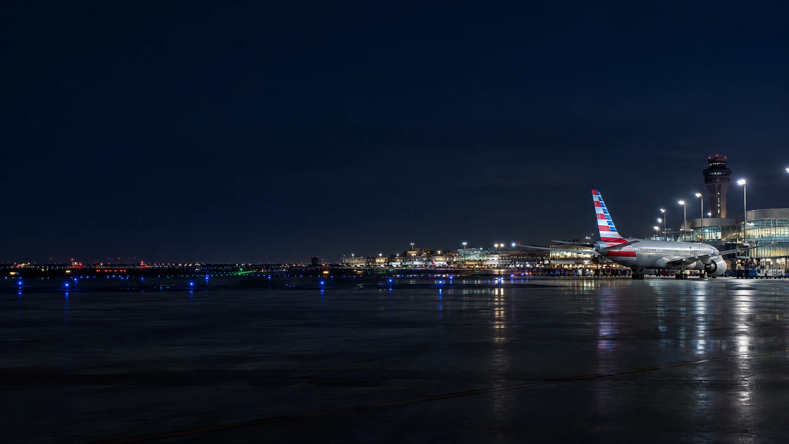 Panorama American Airlines với máy bay đậu tại sân bay quốc tế và nhận diện hãng rõ ràng