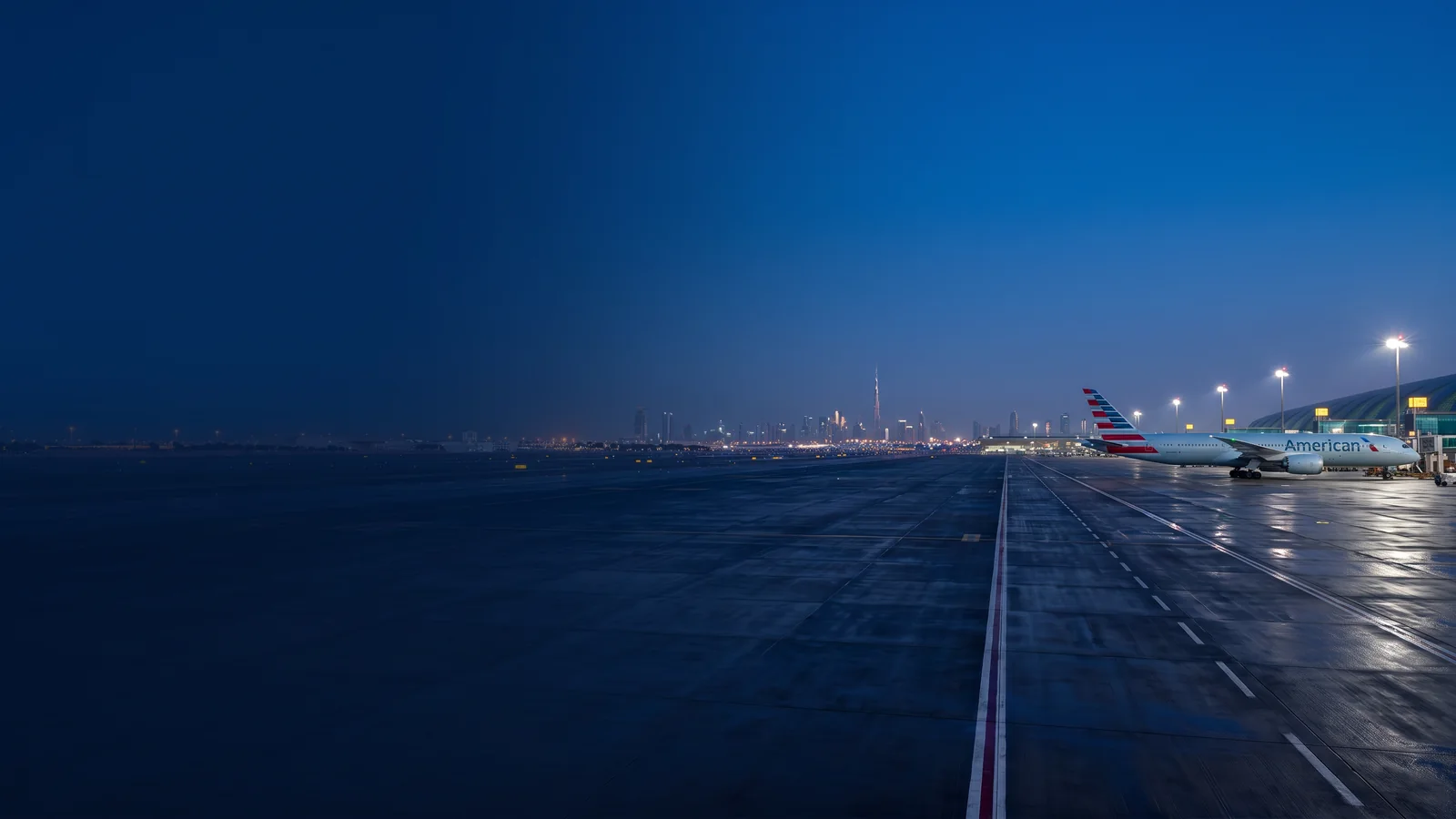 Panorama American Airlines với máy bay đậu tại sân bay quốc tế và nhận diện hãng rõ ràng