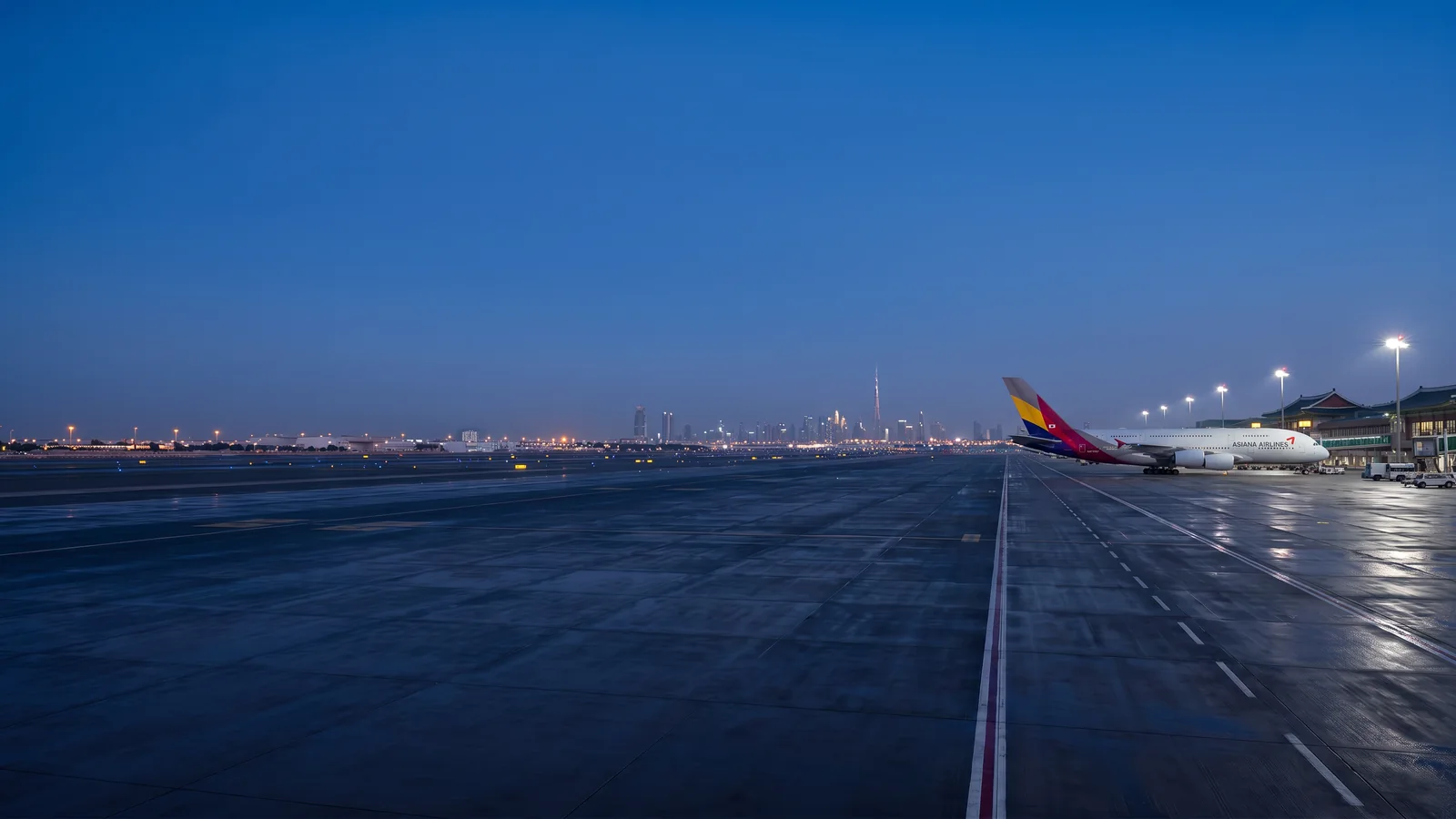 Panorama Asiana Airlines với máy bay đậu tại sân bay quốc tế và nhận diện hãng rõ ràng