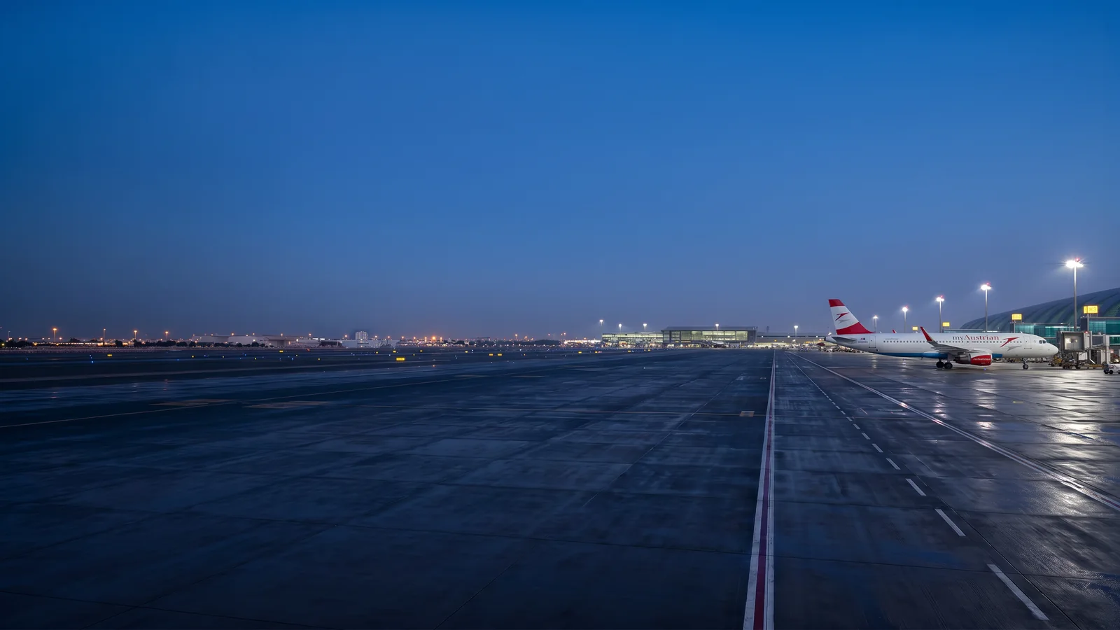 Panorama Austrian Airlines với máy bay đậu tại sân bay quốc tế và nhận diện hãng rõ ràng