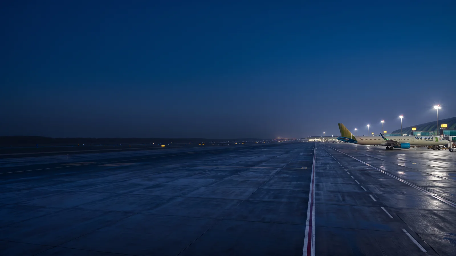 Panorama Bamboo Airways với máy bay đậu tại sân bay quốc tế và nhận diện hãng rõ ràng