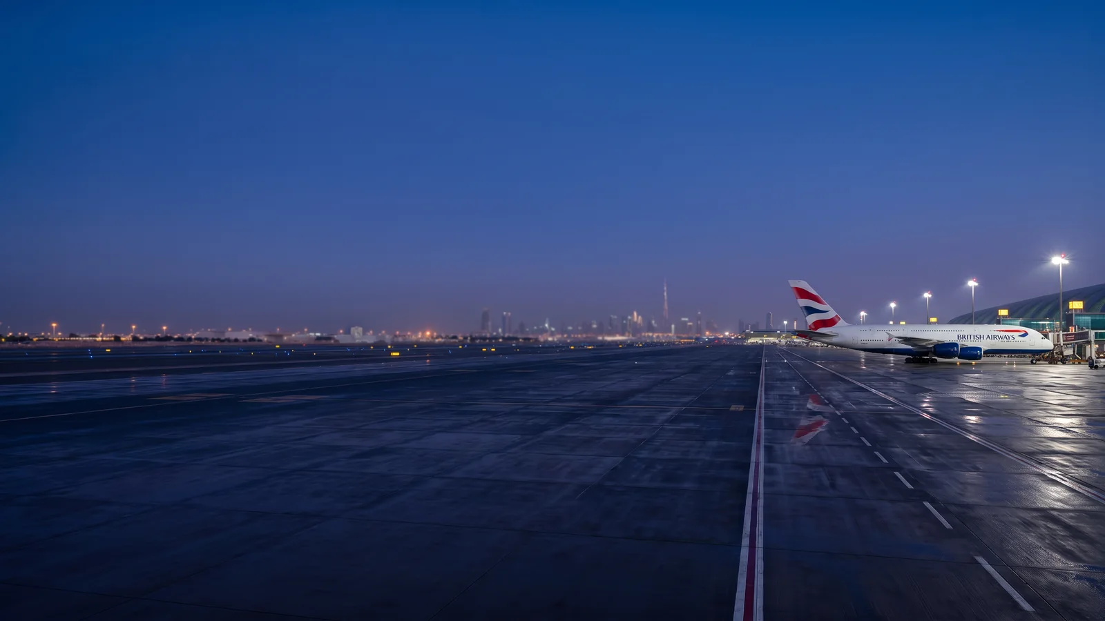 Panorama British Airways với máy bay đậu tại sân bay quốc tế và nhận diện hãng rõ ràng