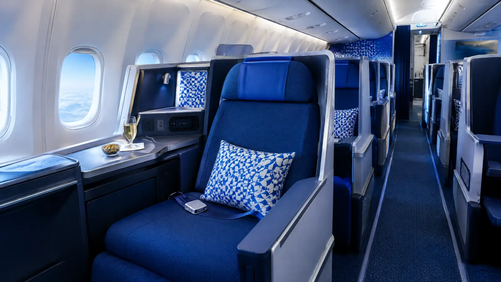 Khoang Thương gia minh họa theo nhận diện hãng: KLM