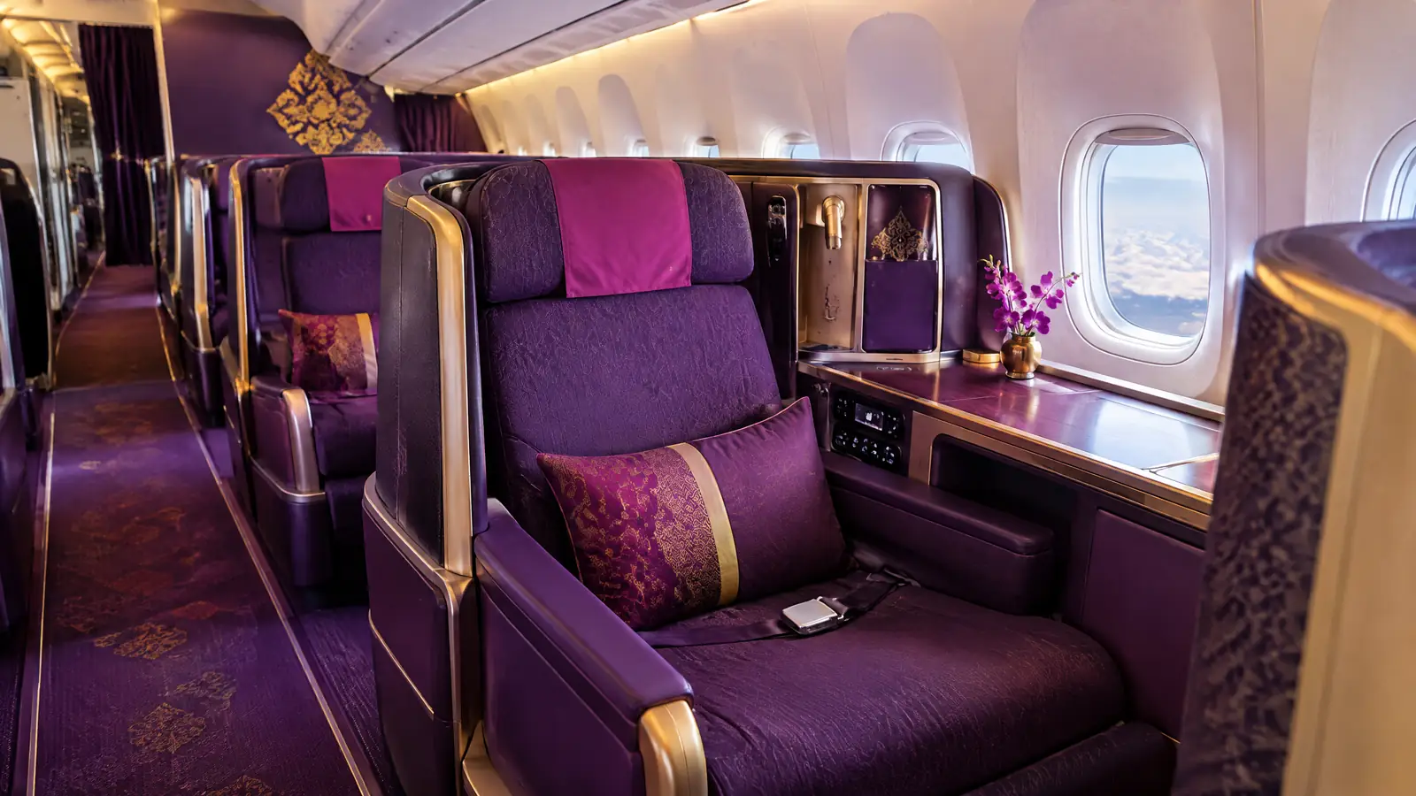 Khoang Thương gia minh họa theo nhận diện hãng: Thai Airways