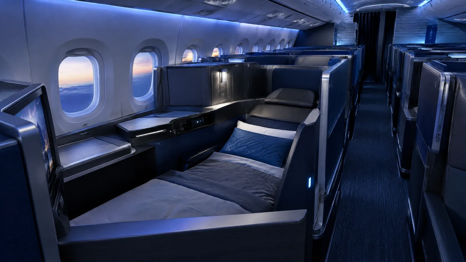Khoang Thương gia minh họa theo nhận diện hãng: United Airlines