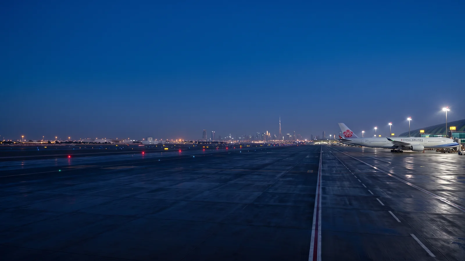 Panorama China Airlines với máy bay đậu tại sân bay quốc tế và nhận diện hãng rõ ràng
