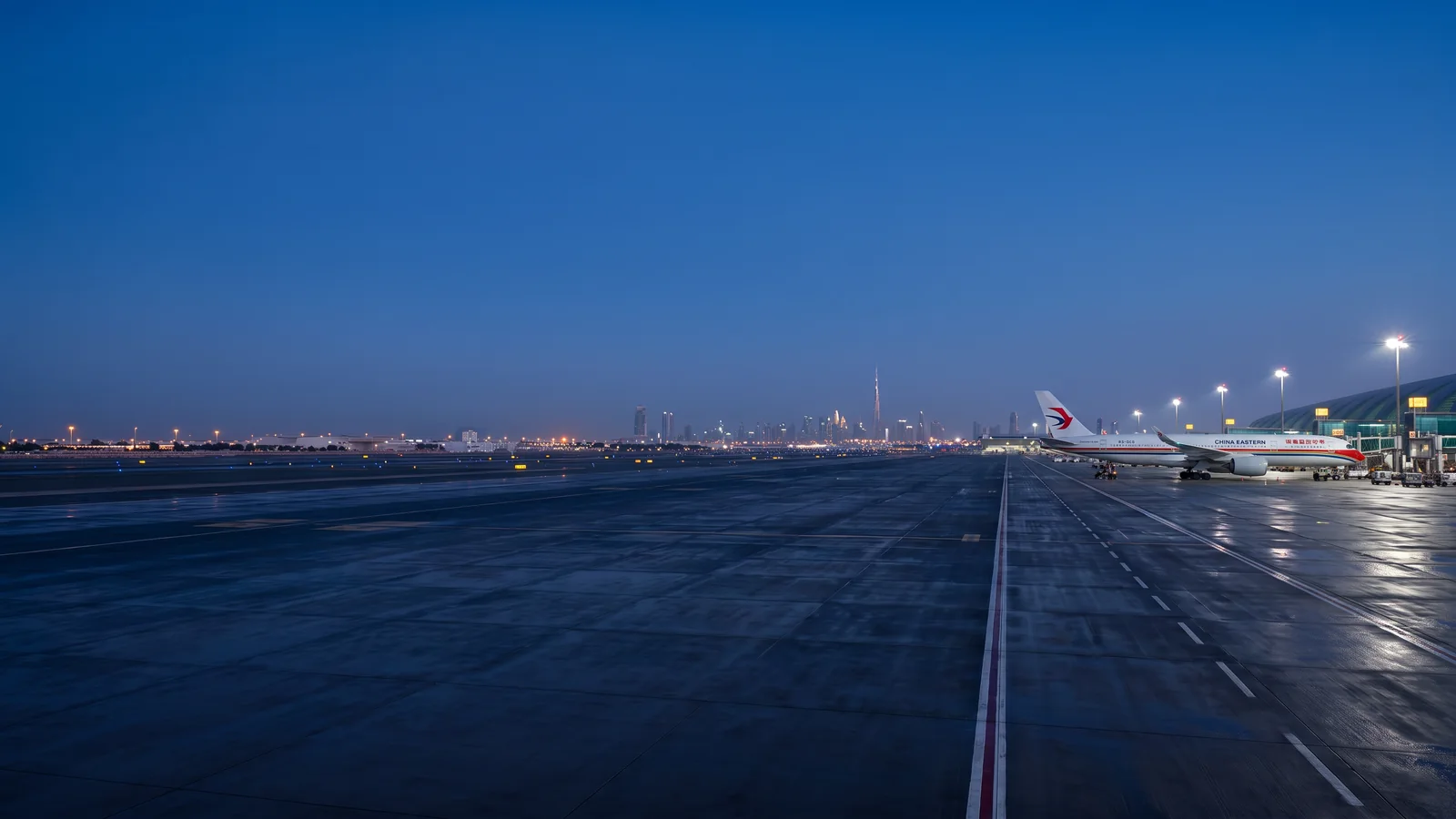 Panorama China Eastern Airlines với máy bay đậu tại sân bay quốc tế và nhận diện hãng rõ ràng