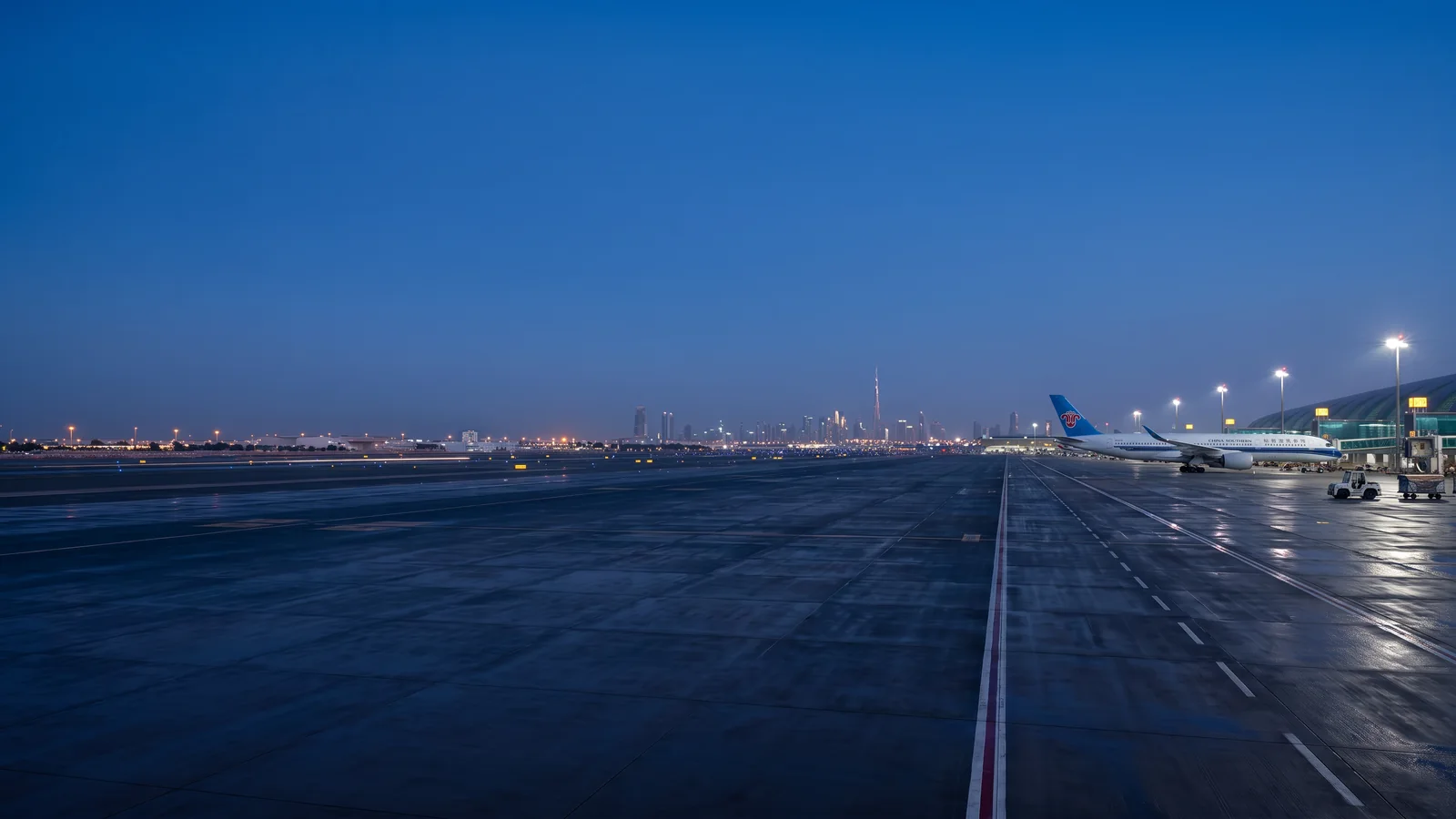 Panorama China Southern Airlines với máy bay đậu tại sân bay quốc tế và nhận diện hãng rõ ràng