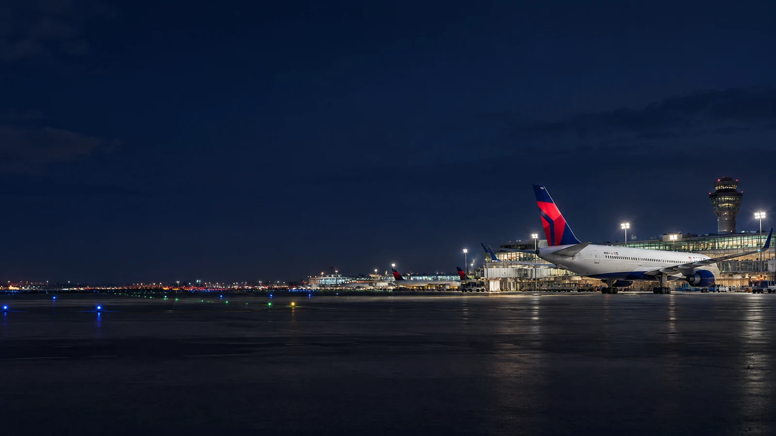 Panorama Delta Air Lines với máy bay đậu tại sân bay quốc tế và nhận diện hãng rõ ràng