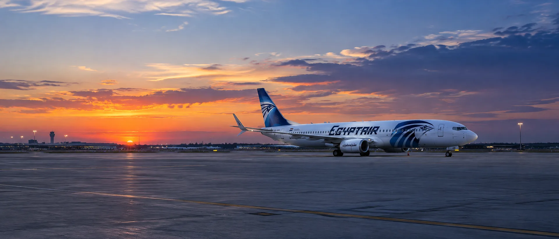 Panorama EgyptAir với máy bay đậu tại sân bay quốc tế và nhận diện hãng rõ ràng
