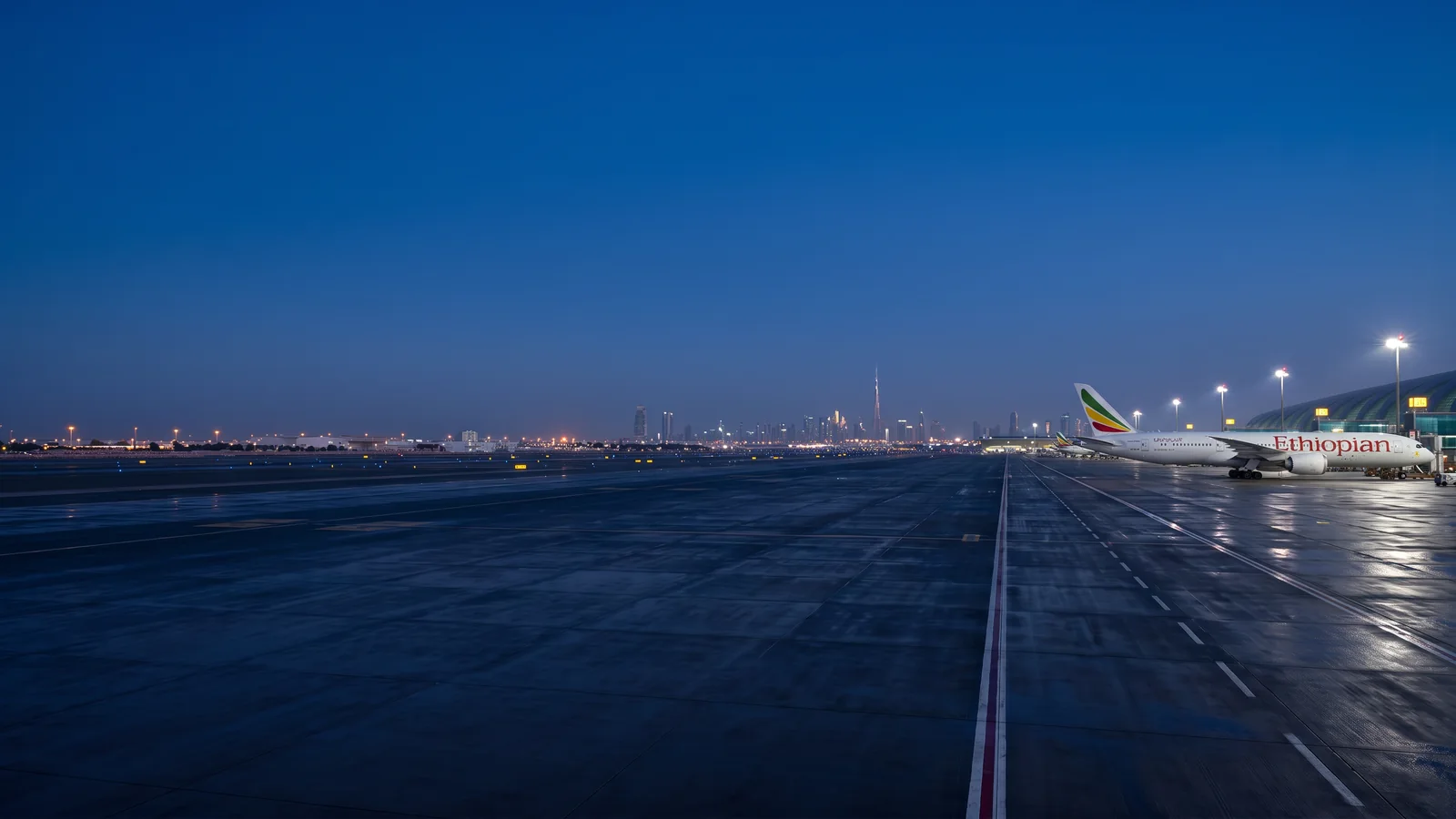 Panorama Ethiopian Airlines với máy bay đậu tại sân bay quốc tế và nhận diện hãng rõ ràng
