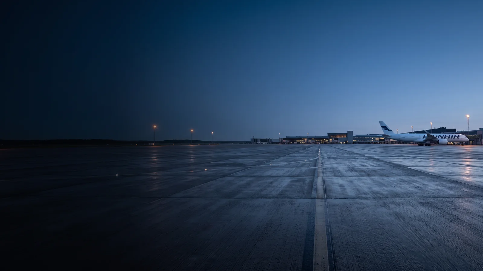 Panorama Finnair với máy bay đậu tại sân bay quốc tế và nhận diện hãng rõ ràng