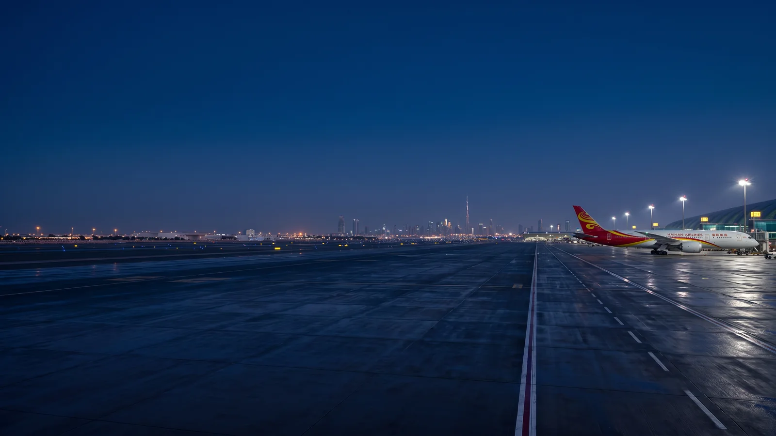 Panorama Hainan Airlines với máy bay đậu tại sân bay quốc tế và nhận diện hãng rõ ràng