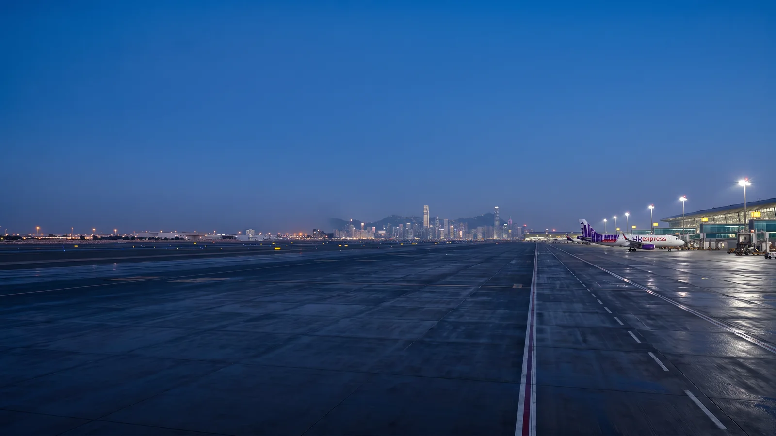 Panorama HK Express với máy bay đậu tại sân bay quốc tế và nhận diện hãng rõ ràng