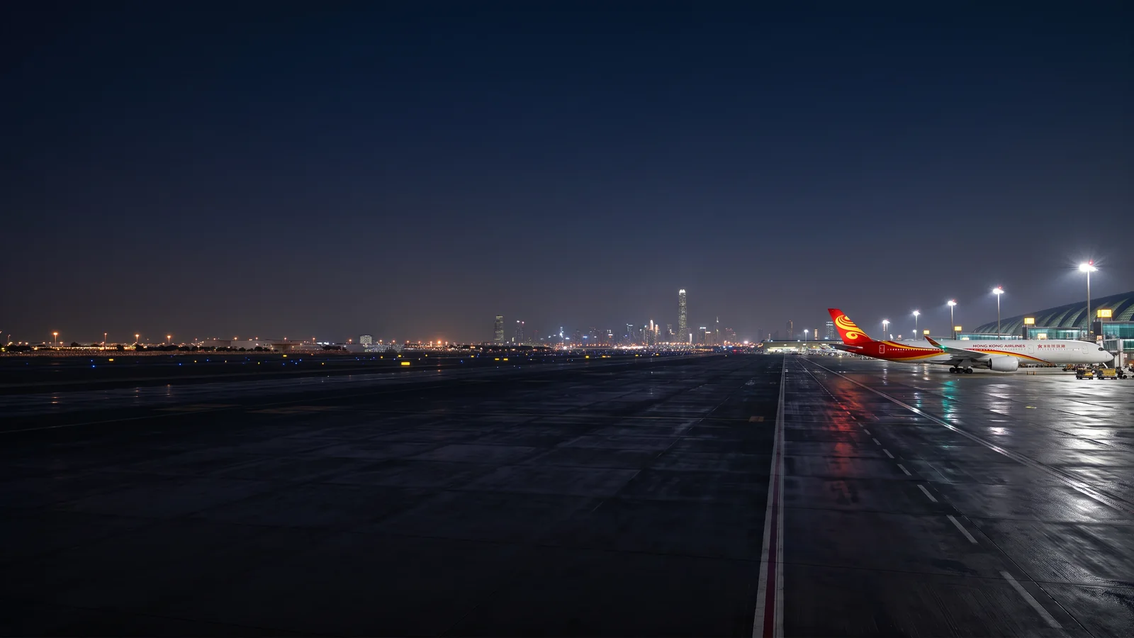 Panorama Hong Kong Airlines với máy bay đậu tại sân bay quốc tế và nhận diện hãng rõ ràng