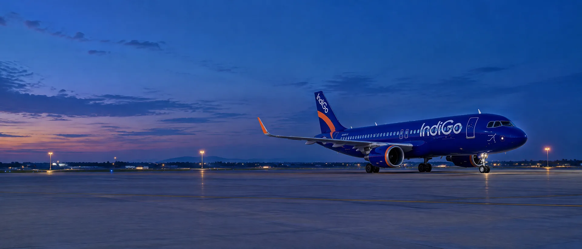 Panorama IndiGo với máy bay đậu tại sân bay quốc tế và nhận diện hãng rõ ràng