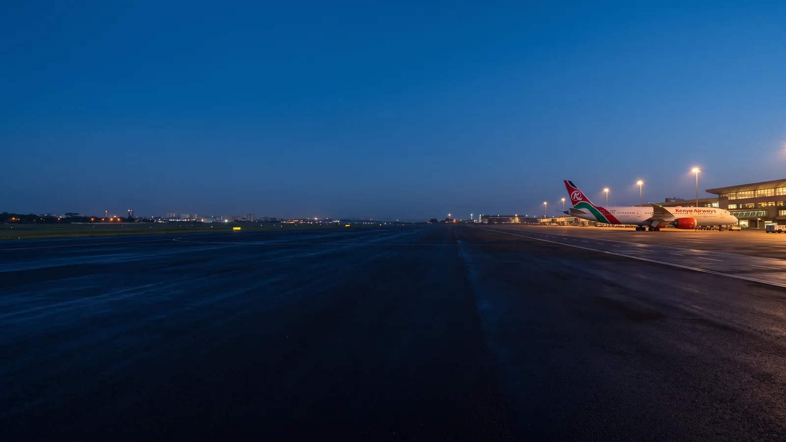 Panorama Kenya Airways với máy bay đậu tại sân bay quốc tế và nhận diện hãng rõ ràng