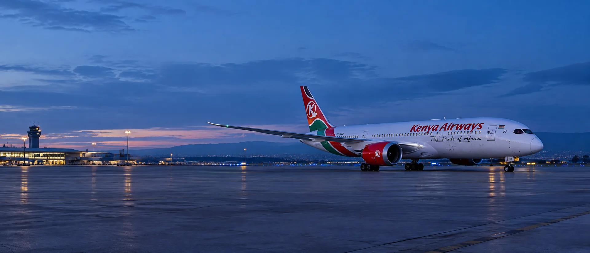 Panorama Kenya Airways với máy bay đậu tại sân bay quốc tế và nhận diện hãng rõ ràng