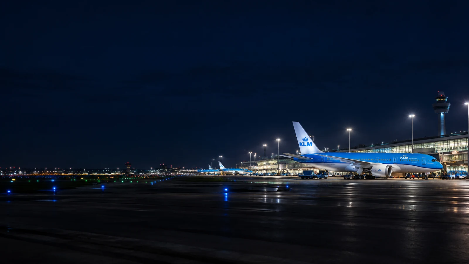 Panorama KLM với máy bay đậu tại sân bay quốc tế và nhận diện hãng rõ ràng