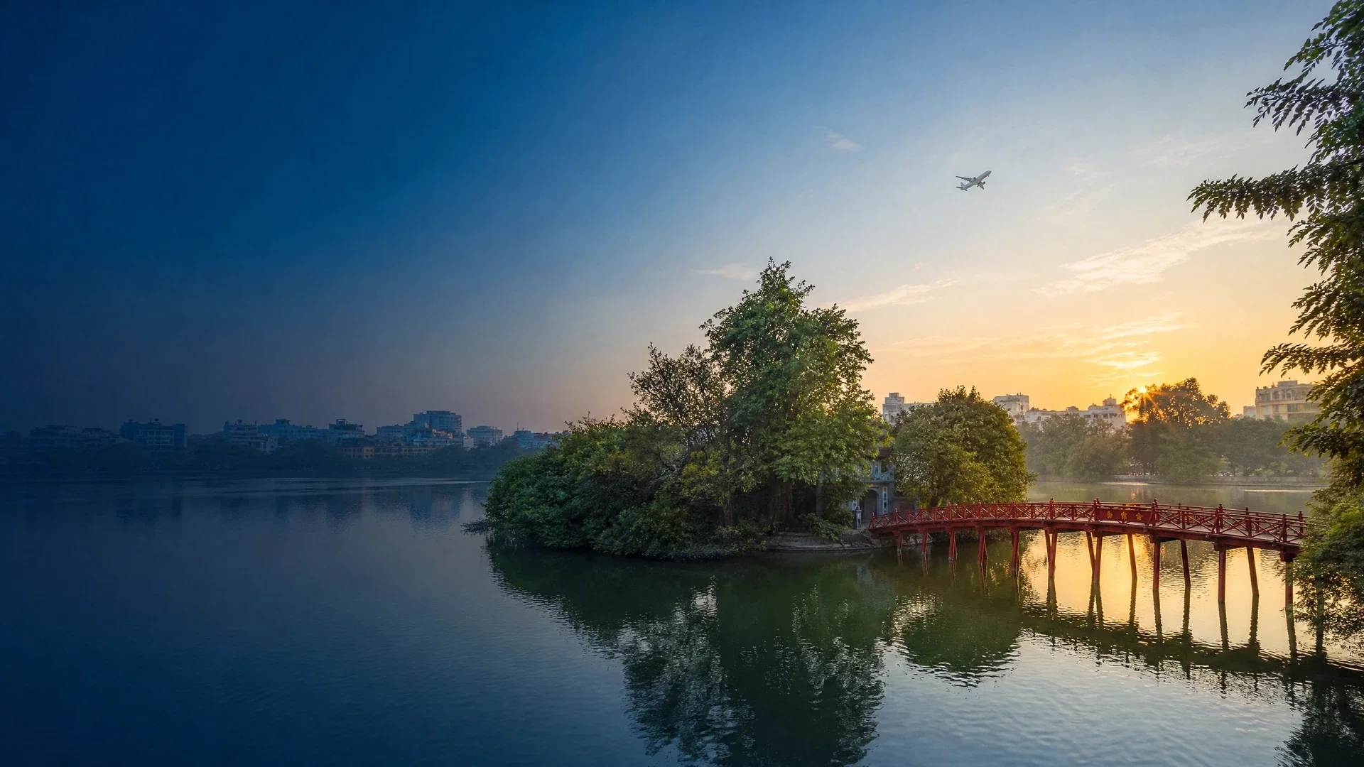 Hồ Hoàn Kiếm Hà Nội trong ánh sớm cùng máy bay thương mại ở xa