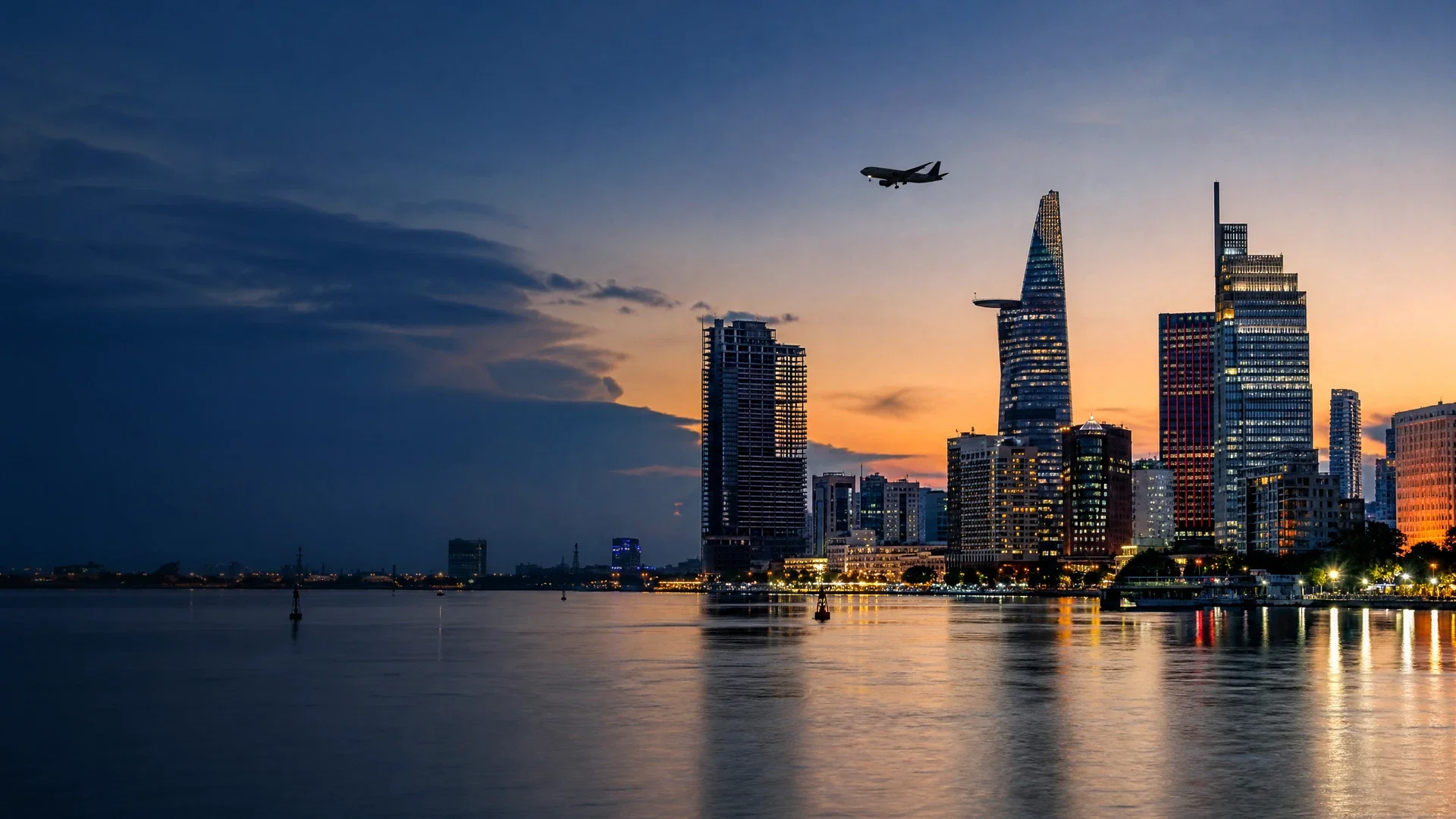 Đường chân trời TP. Hồ Chí Minh bên sông Sài Gòn cùng máy bay thương mại ở xa