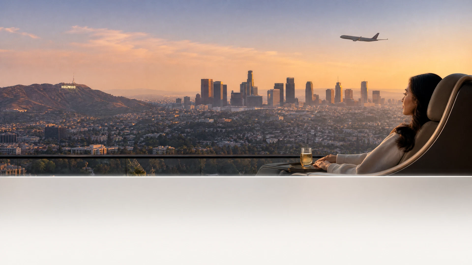 Los Angeles với bảng hiệu Hollywood và máy bay dân dụng trên bầu trời