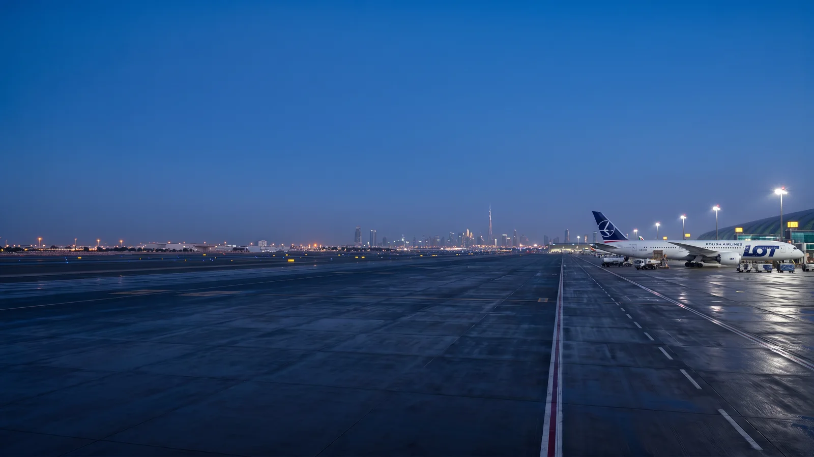 Panorama LOT Polish Airlines với máy bay đậu tại sân bay quốc tế và nhận diện hãng rõ ràng