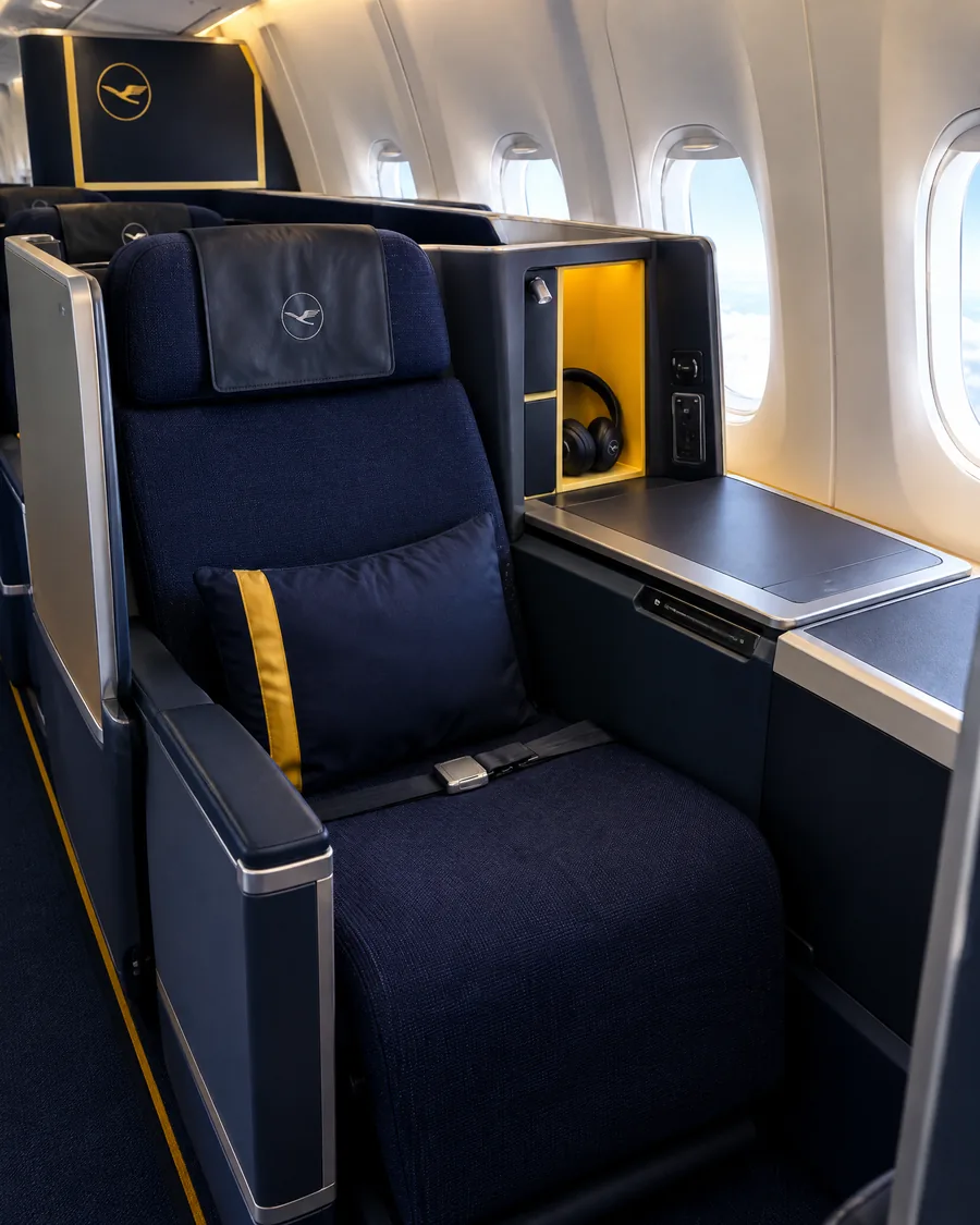 Khoang Thương gia minh họa theo nhận diện hãng: Lufthansa