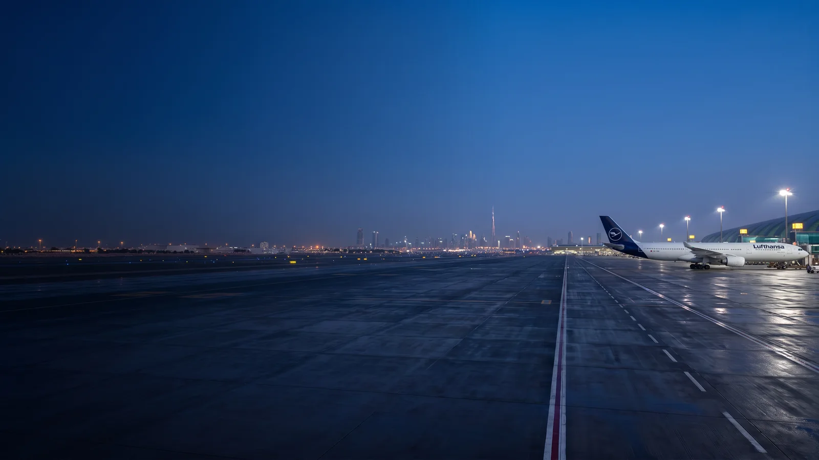 Panorama Lufthansa với máy bay đậu tại sân bay quốc tế và nhận diện hãng rõ ràng