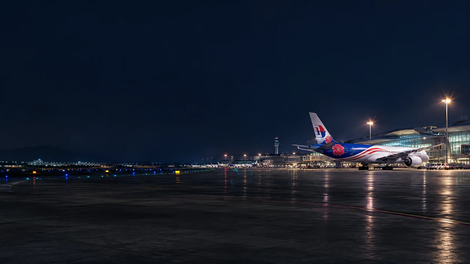 Panorama Malaysia Airlines với máy bay đậu tại sân bay quốc tế và nhận diện hãng rõ ràng