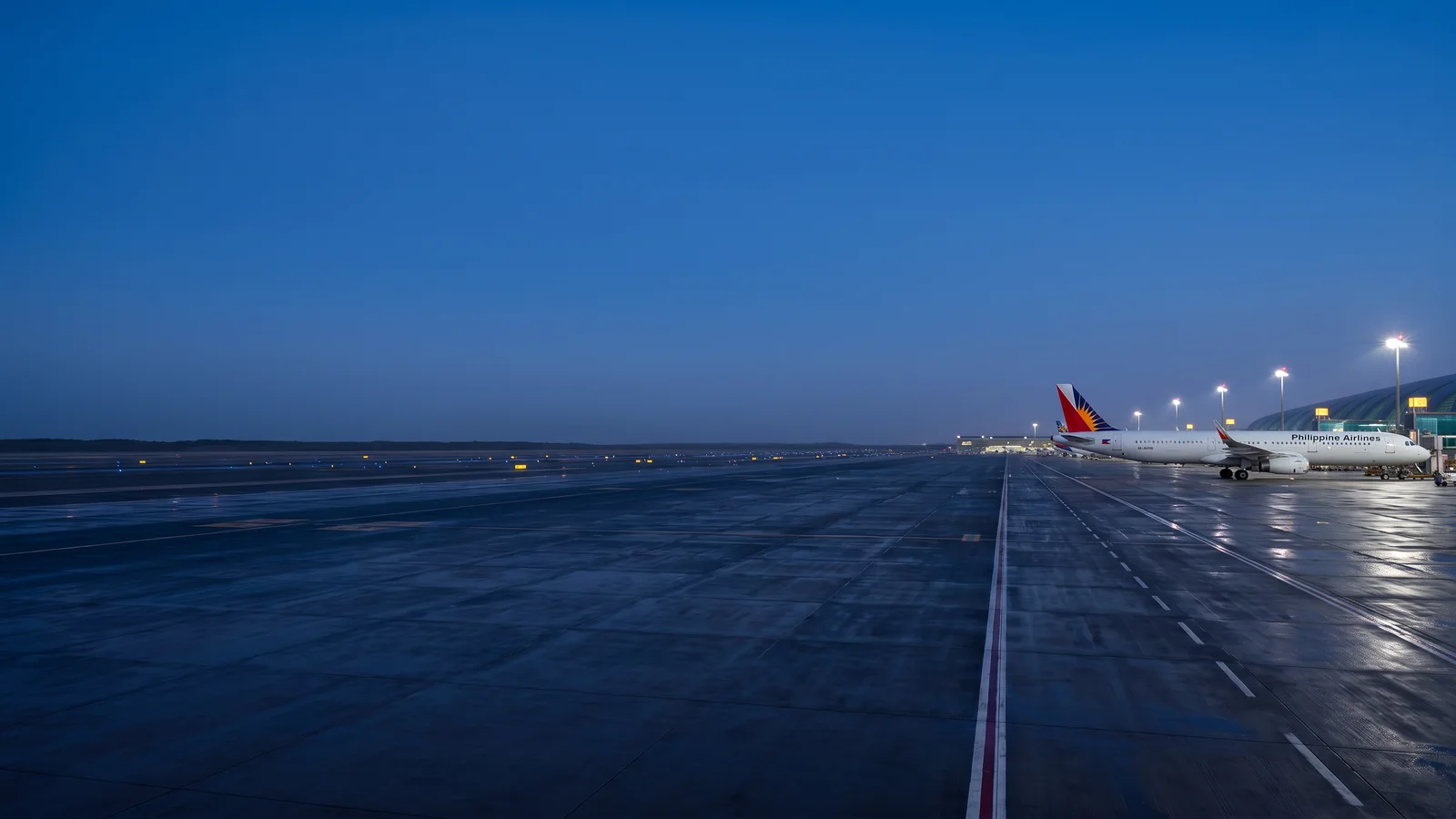 Panorama Philippine Airlines với máy bay đậu tại sân bay quốc tế và nhận diện hãng rõ ràng