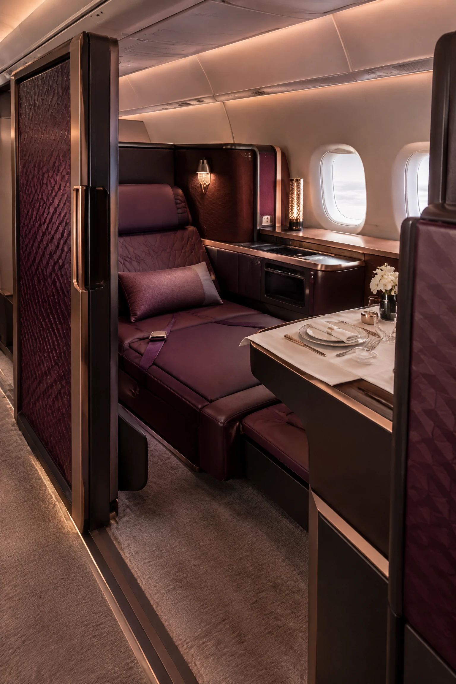 Khoang Thương gia minh họa theo nhận diện hãng: Qatar Airways