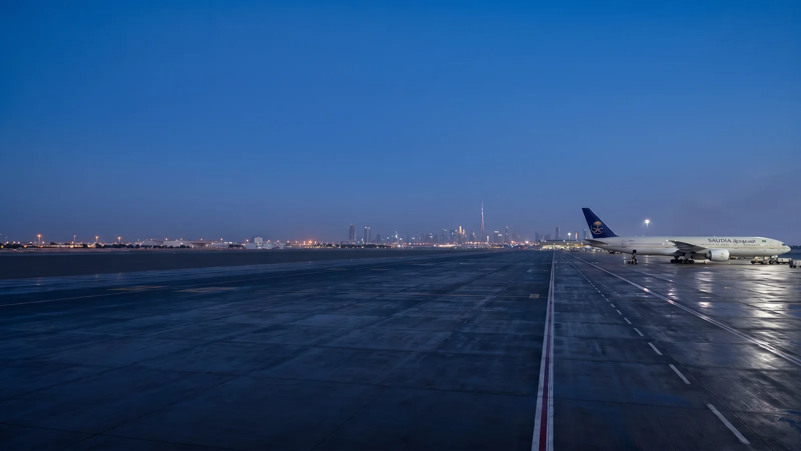 Panorama Saudia với máy bay đậu tại sân bay quốc tế và nhận diện hãng rõ ràng