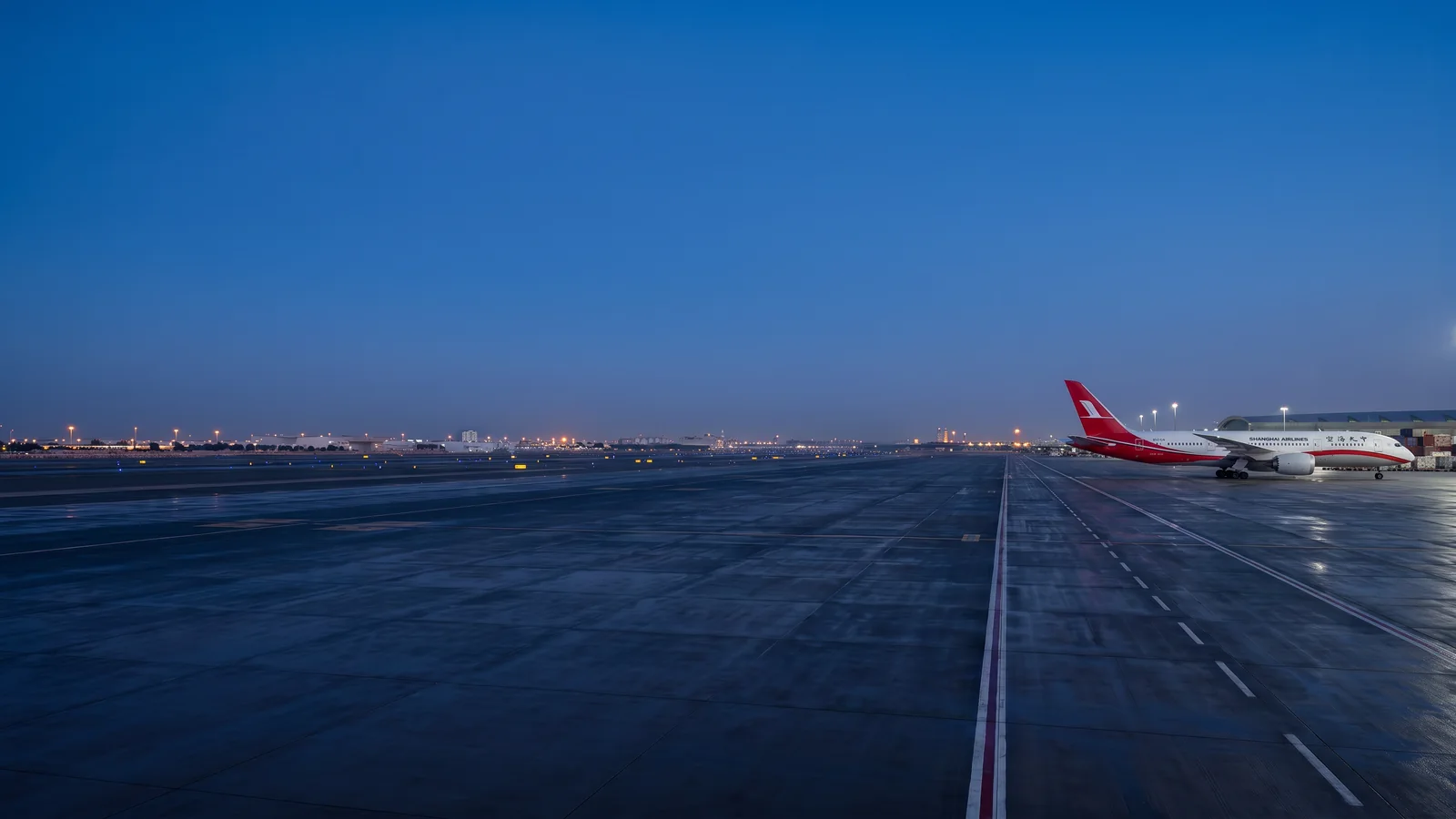 Panorama Shanghai Airlines với máy bay đậu tại sân bay quốc tế và nhận diện hãng rõ ràng