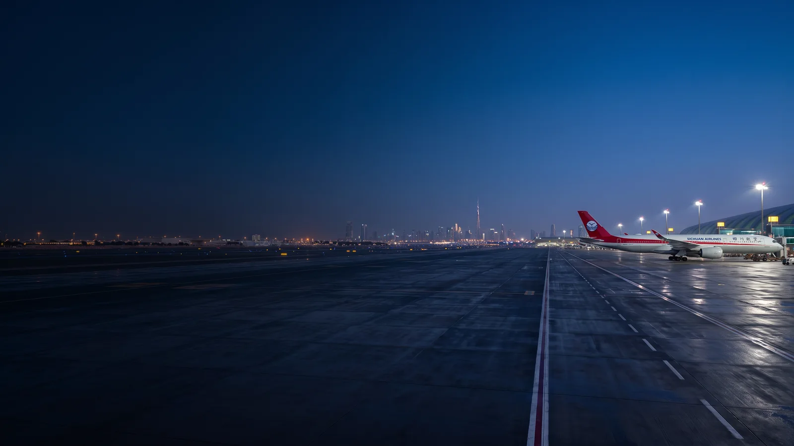 Panorama Sichuan Airlines với máy bay đậu tại sân bay quốc tế và nhận diện hãng rõ ràng