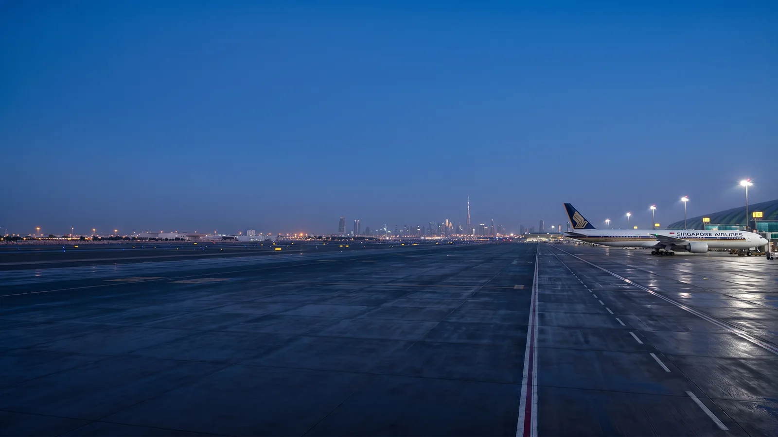 Panorama Singapore Airlines với máy bay đậu tại sân bay quốc tế và nhận diện hãng rõ ràng