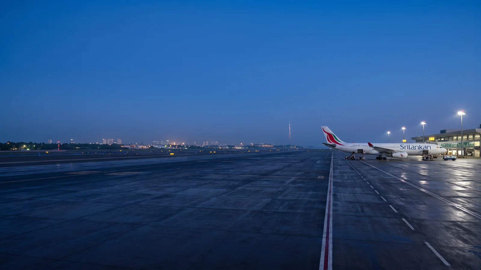 Panorama SriLankan Airlines với máy bay đậu tại sân bay quốc tế và nhận diện hãng rõ ràng