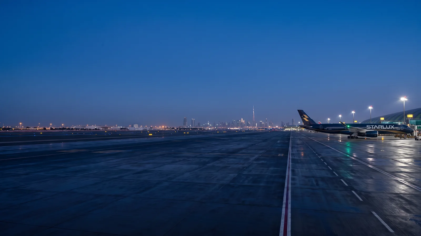 Panorama Starlux Airlines với máy bay đậu tại sân bay quốc tế và nhận diện hãng rõ ràng