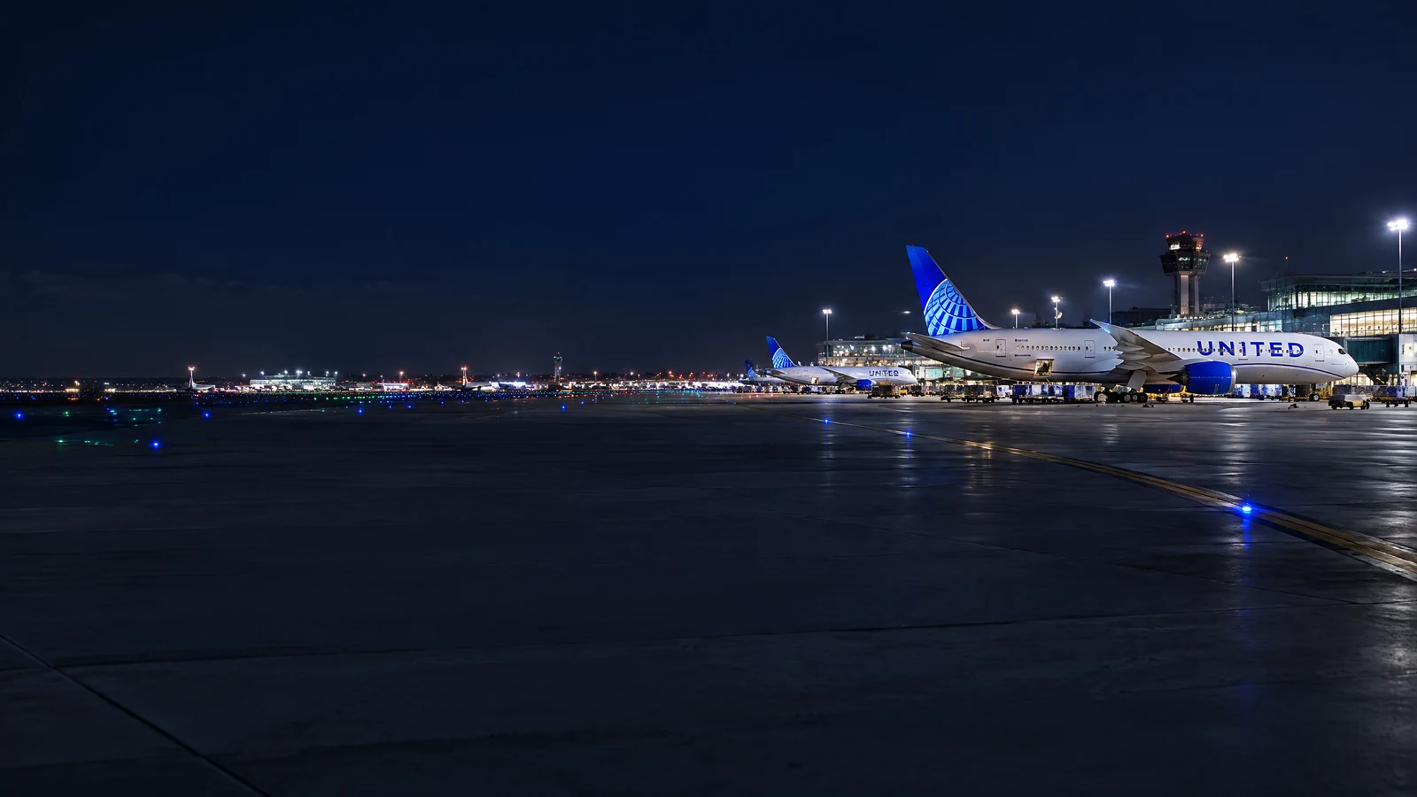 Panorama United Airlines với máy bay đậu tại sân bay quốc tế và nhận diện hãng rõ ràng