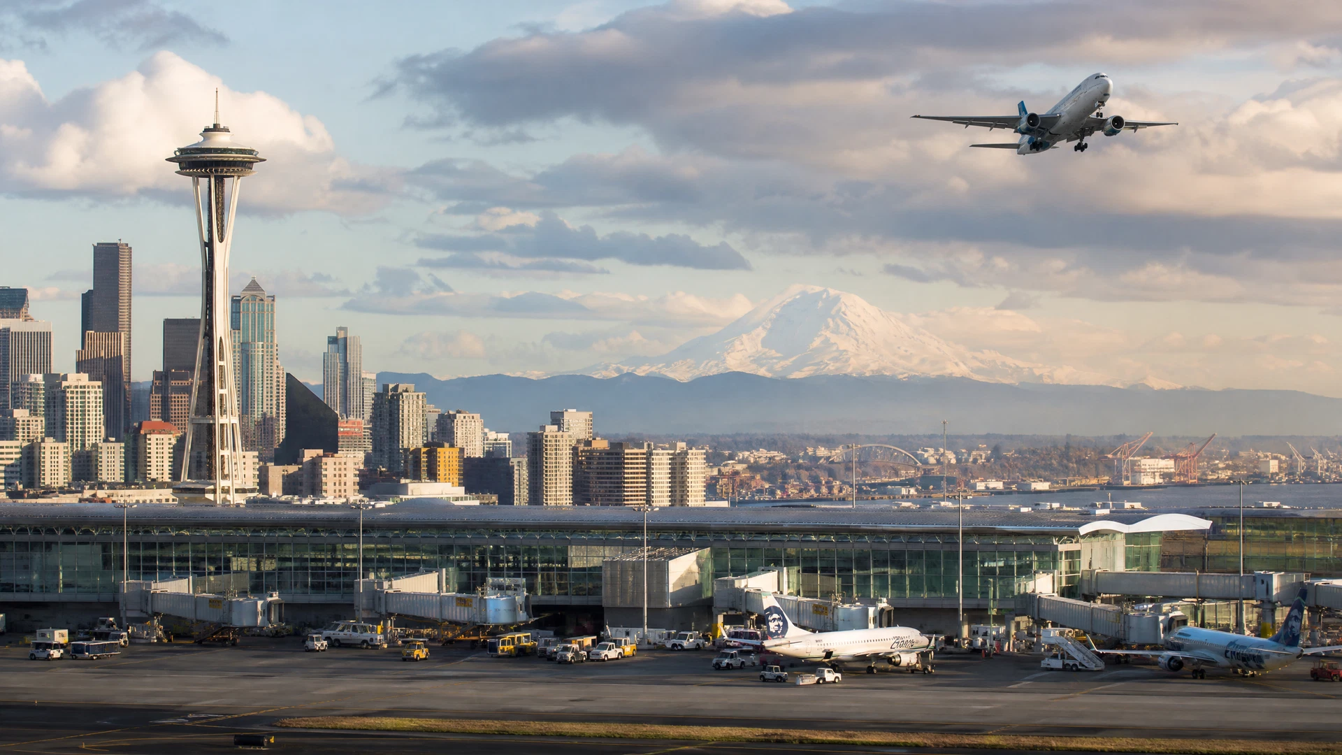 Space Needle và đường chân trời Seattle cùng máy bay dân dụng