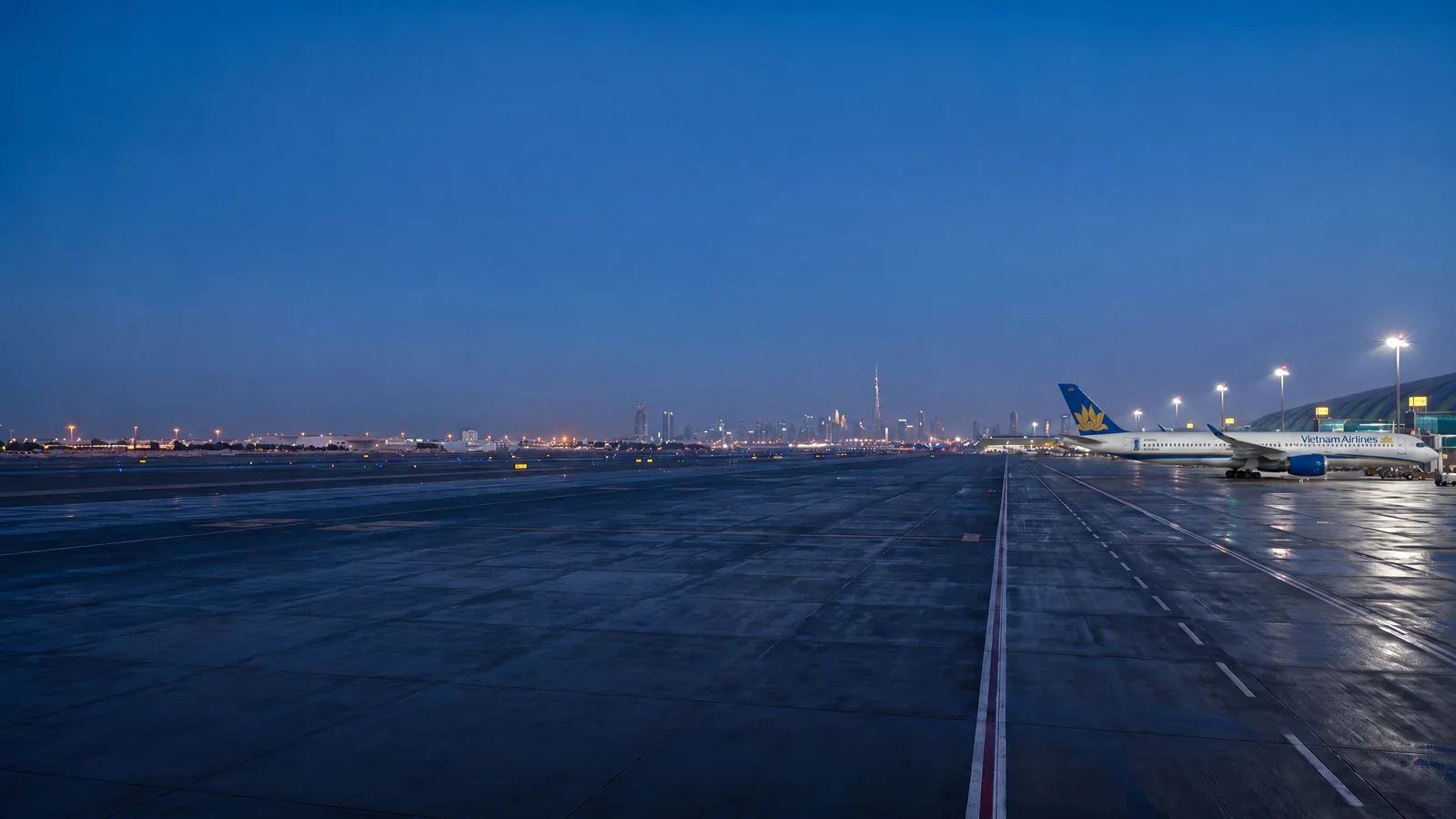 Panorama Vietnam Airlines với máy bay đậu tại sân bay quốc tế và nhận diện hãng rõ ràng