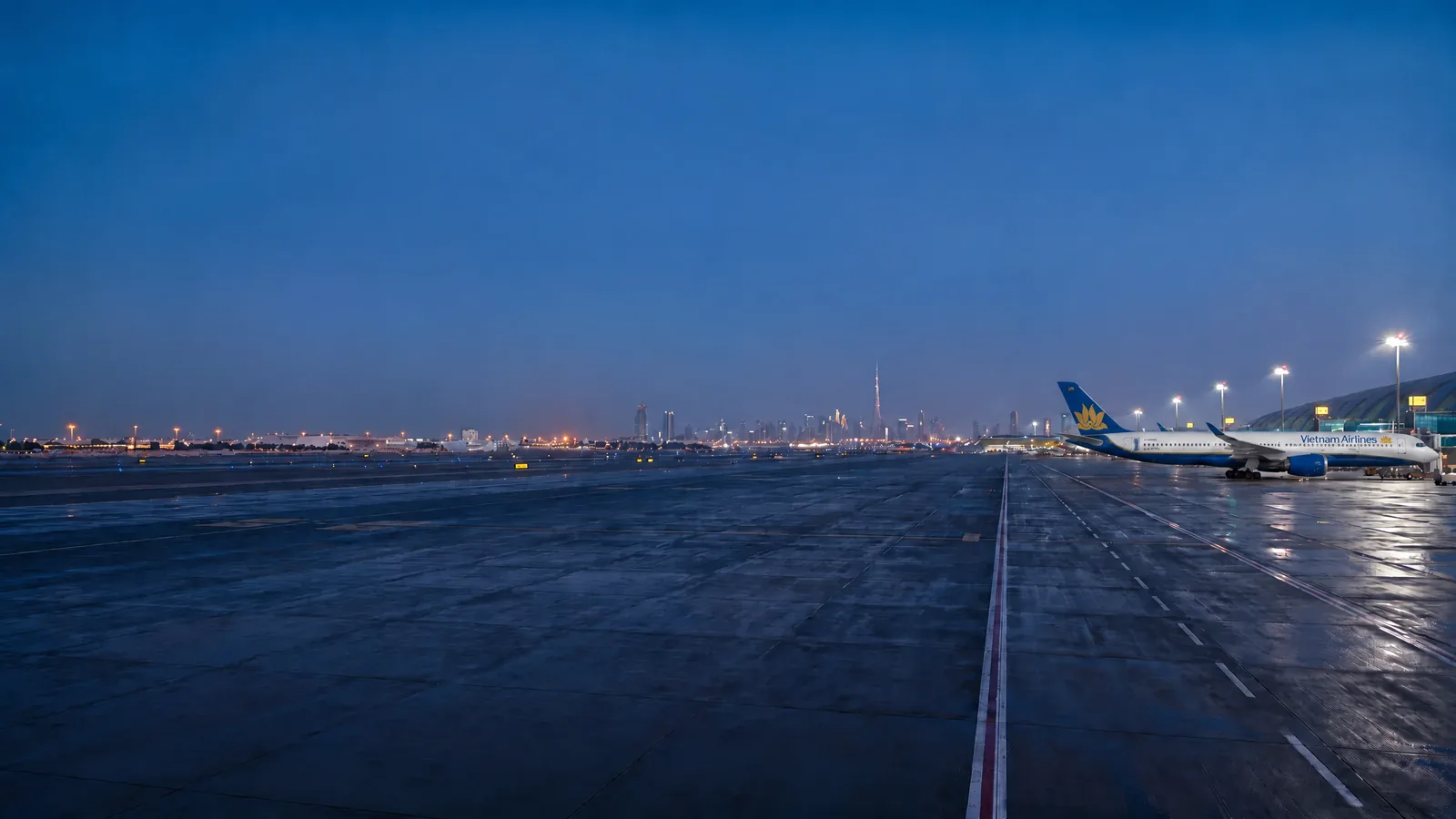 Panorama Vietnam Airlines với máy bay đậu tại sân bay quốc tế và nhận diện hãng rõ ràng