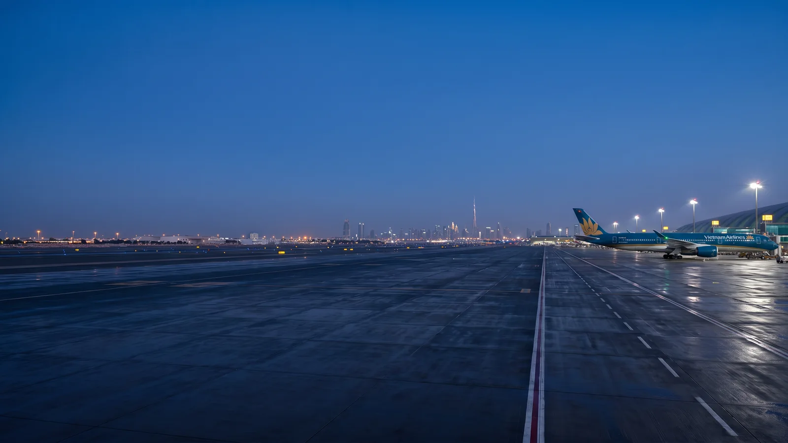 Panorama Vietnam Airlines với máy bay đậu tại sân bay quốc tế và nhận diện hãng rõ ràng