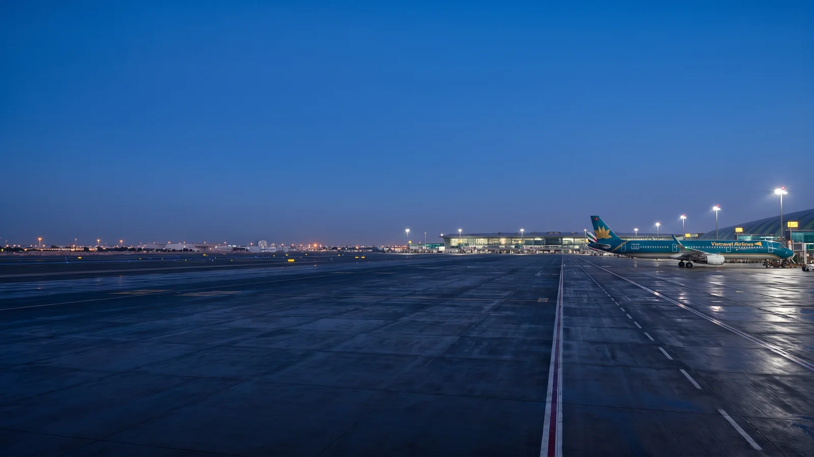 Panorama Vietravel Airlines với máy bay đậu tại sân bay quốc tế và nhận diện hãng rõ ràng