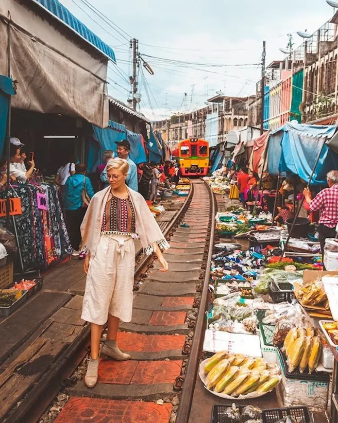 Chợ đường tàu Thái Lan thu hút khách du lịch nước ngoài