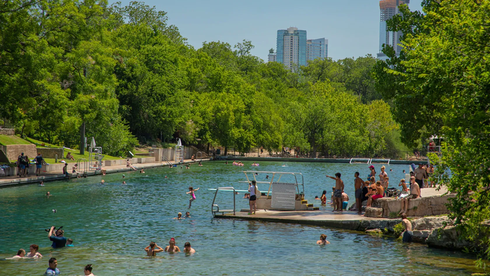 Barton Springs Pool – hồ bơi tự nhiên mát lạnh giữa lòng thành phố